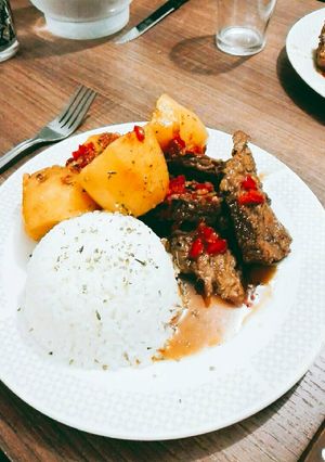 Una foto de Mechada al vino con papas