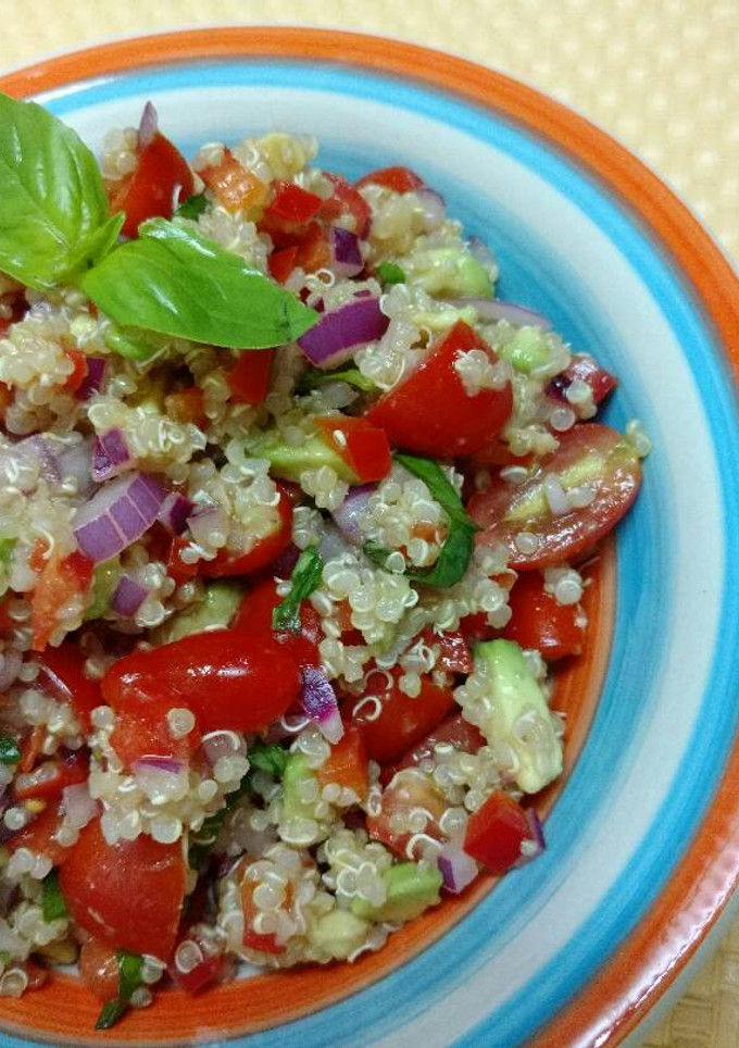 Una foto de Ensalada de quinoa y vegetales crudos