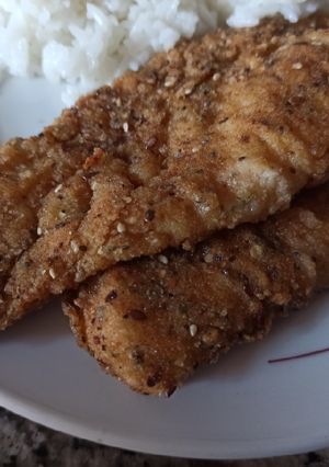 Una foto de Milanesa de pescado con semillas