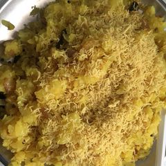 A picture of Kande Pohe (beaten rice flakes).