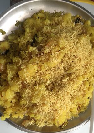 A picture of Kande Pohe (beaten rice flakes).