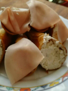 Una foto de Conos rellenos de mousse de queso con nueces y jamón york