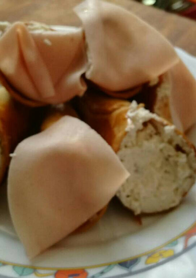 Una foto de Conos rellenos de mousse de queso con nueces y jamón york