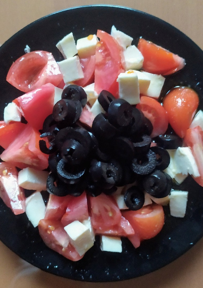 Una foto de Ensalada de tomate y queso fresco