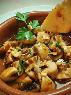 Una foto de Tapa de champiñones con ajo y perejil