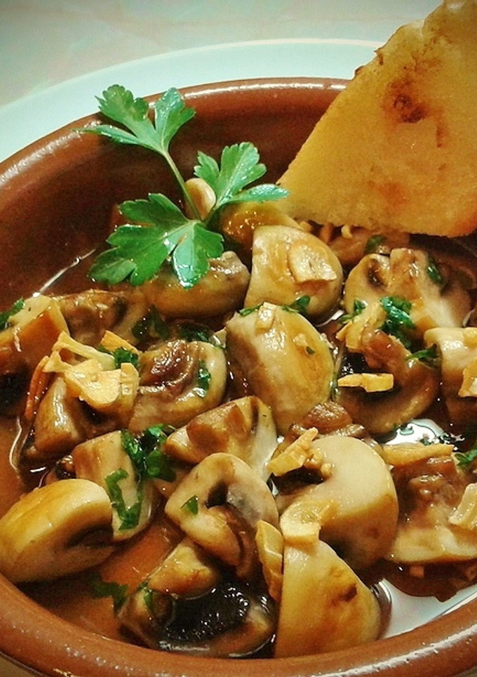 Una foto de Tapa de champiñones con ajo y perejil