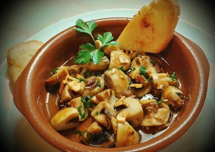 Tapa de champiñones con ajo y perejil