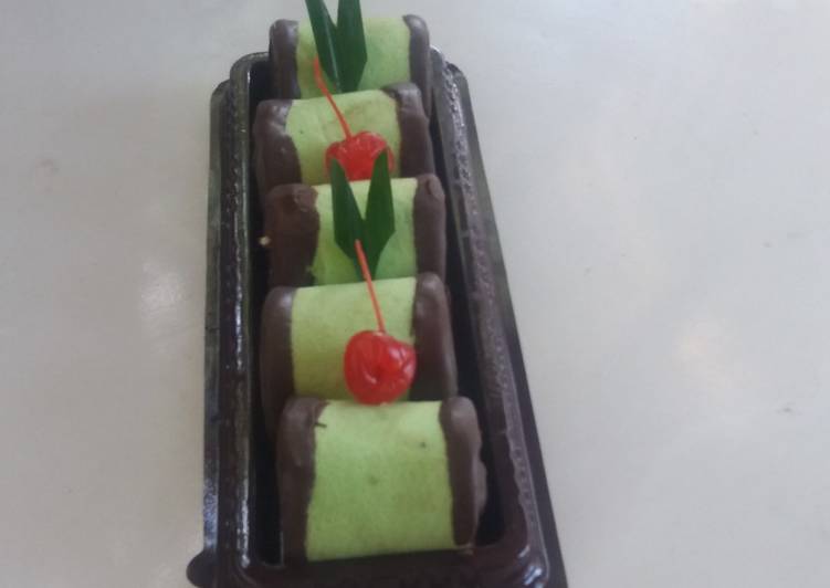 Cara Gampang Menyiapkan Pandan roll cake with banana filling, Sempurna
