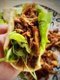 Pollo desmechado con salsa especial yakisoba en pan bao casero