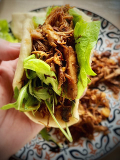 Una foto de Pollo desmechado con salsa especial yakisoba en pan bao casero
