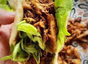 Foto principal de Pollo desmechado con salsa especial yakisoba en pan bao casero