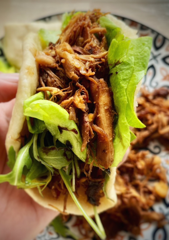 Una foto de Pollo desmechado con salsa especial yakisoba en pan bao casero
