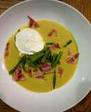 Sopa de curry y manzana, espárragos, huevo poché y bacon
