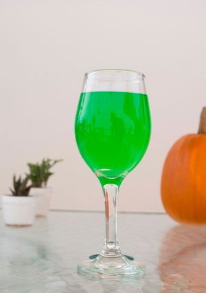 Una foto de Cóctel de Halloween "Manzana Envenenada"