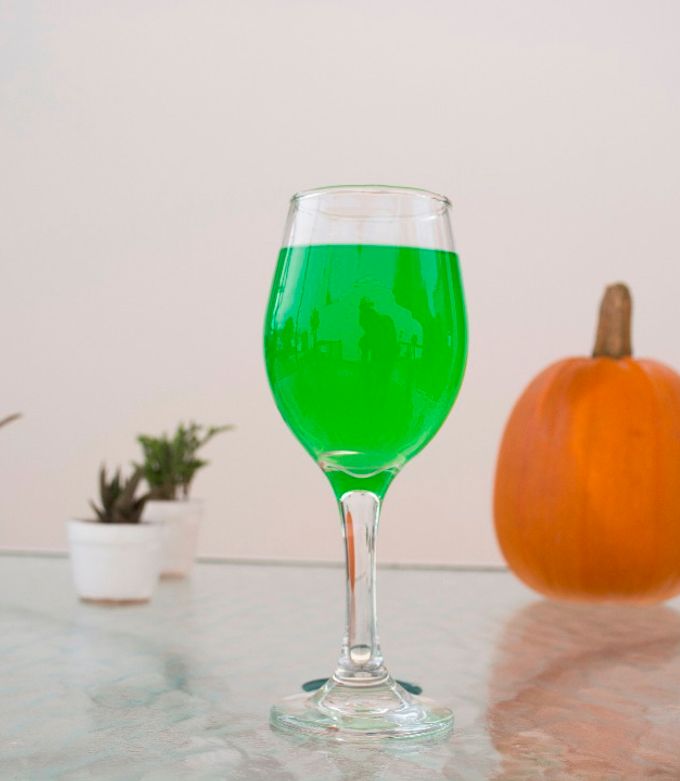 Una foto de Cóctel de Halloween "Manzana Envenenada"