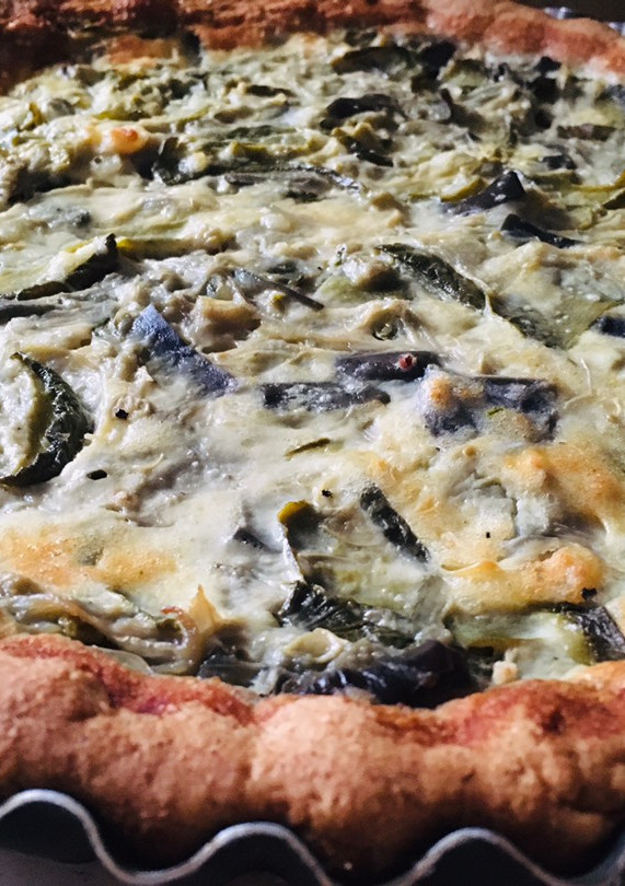 Una foto de Tarta de zapallitos y berenjena en masa dulce integral