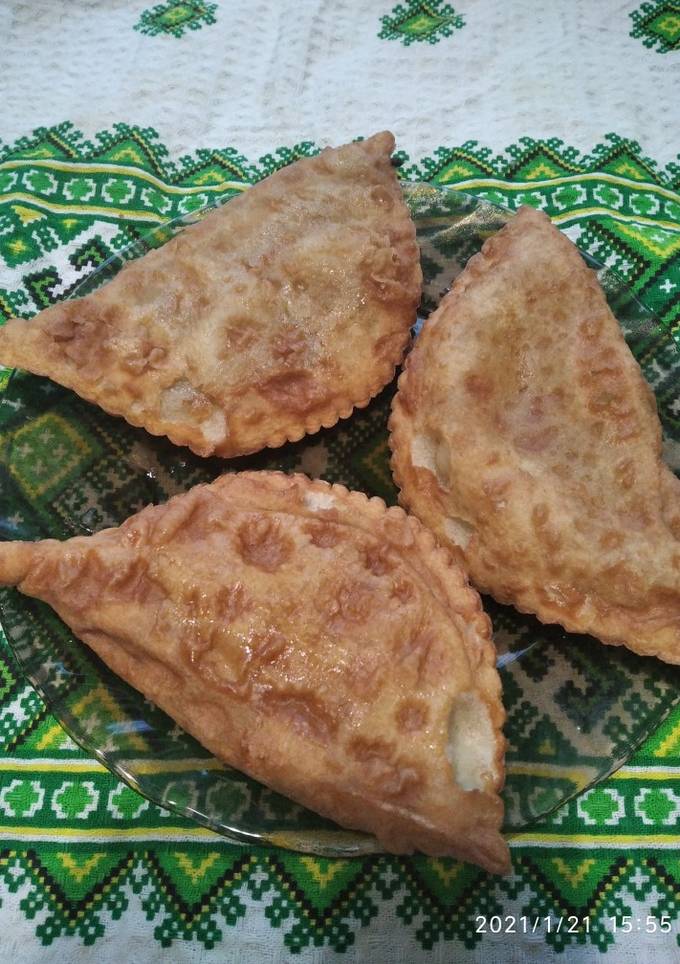 Чебуреки з сиром та зеленню