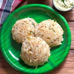 A picture of Rava semiya idli.