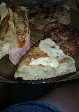 Una foto de Todo casero tortilla, rollito de jamón y quesoo, hambuergesas