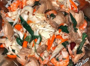 Hình của món Gỏi bắp cải tôm thịt.