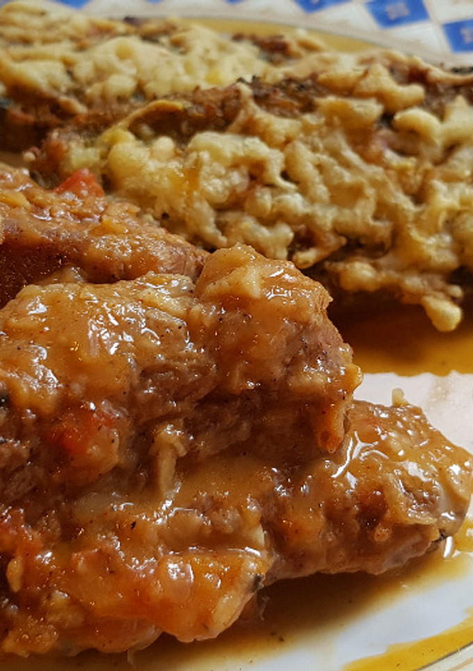 Una foto de Costilla de Cerdo Guisada con Pastelitos de Quinoa y Brócoli