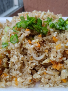 Una foto de Arroz🍚de coliflor🍜🍛al estilo "chino"🤪😜😋