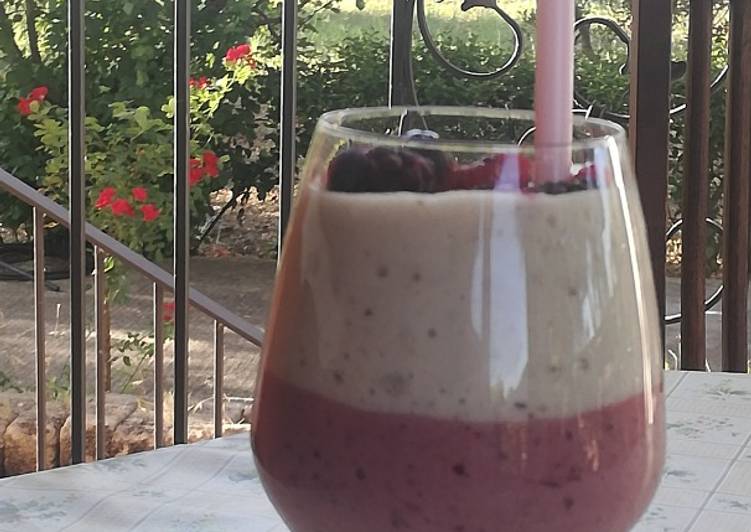 Frullato di banana e frutti di bosco