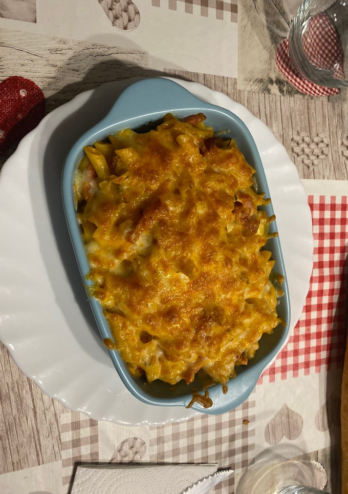 Una foto de Macarrones gratinados con un toque picante