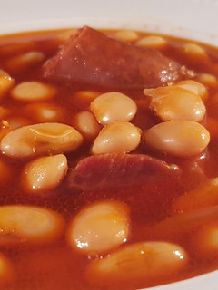 Una foto de Alubias con chorizo y jamón