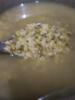 免浸泡 簡易快速 甜而不膩的電鍋版綠豆湯 的食譜成品照片