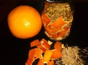 Una foto de Mix Cáscara de Naranja y Manzanilla para el mate o Infusión