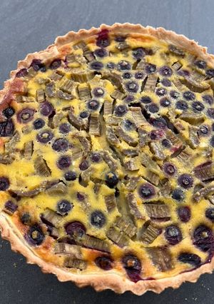 Une photo de Tarte à la rhubarbe et myrtilles