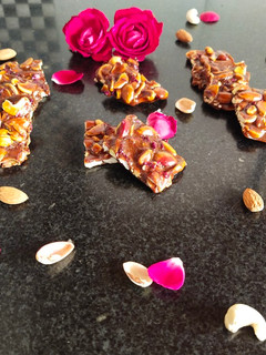 રીચી રોઝ ડ્રાયફ્રુટ ચીકી (Richi Rose Dryfruit Chiki Recipe In Gujarati) રેસીપી મુખ્ય ફોટો