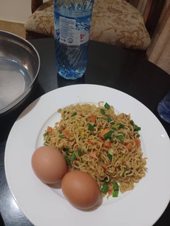A picture of Indomie mai Kayan lambu da kwai.
