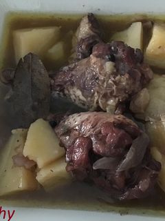 Una foto de Estofado cartagenero con chocolate negro