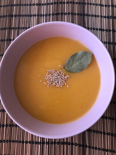 Una foto de Crema de zanahoria y sésamo 🥕