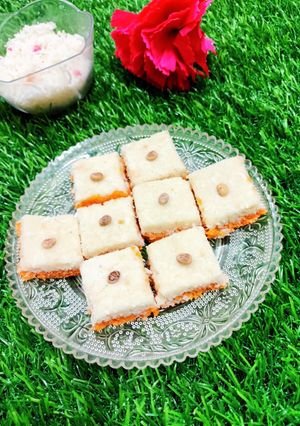 नारियल बर्फ़ी (nariyal barfi recipe in Hindi) रेसिपी मुख्य फोटो