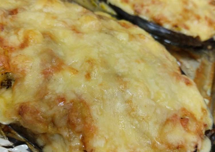 Baked aubergine with cheese
