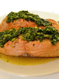Una foto de Salmón escalfado con vinagreta de hierbas