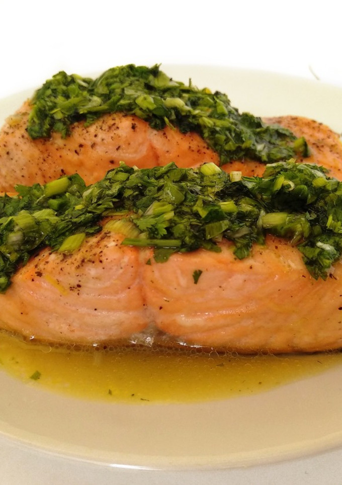 Una foto de Salmón escalfado con vinagreta de hierbas