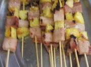 Una foto de brochetas de jamon