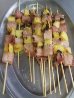 Una foto de Brochetas de jamón y piña