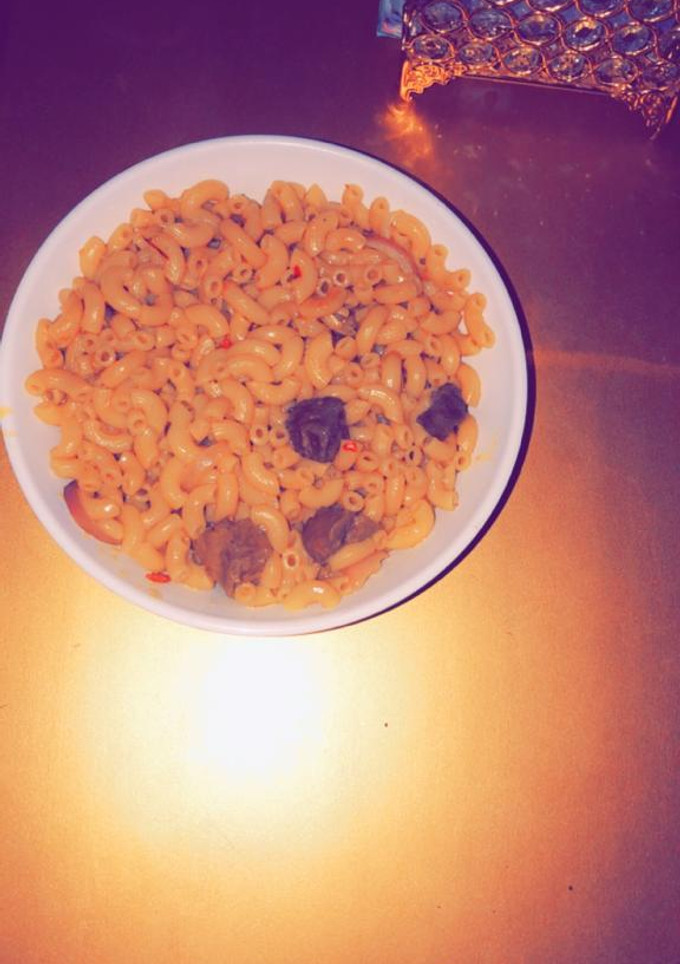A picture of Macaroni with hanta.