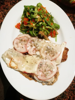 Una foto de Milanesas de berenjena napolitana