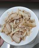 Thịt ba chỉ xào nấm