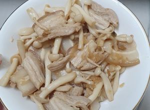 Hình của món Thịt ba chỉ xào nấm.