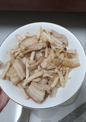 Hình của món Thịt ba chỉ xào nấm.