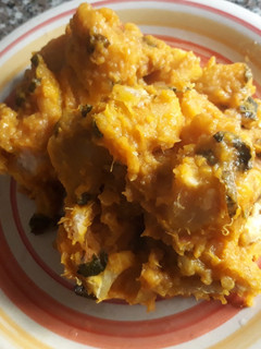 A picture of Yam porriage with scent leaves.