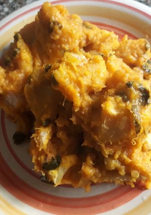 A picture of Yam porriage with scent leaves.