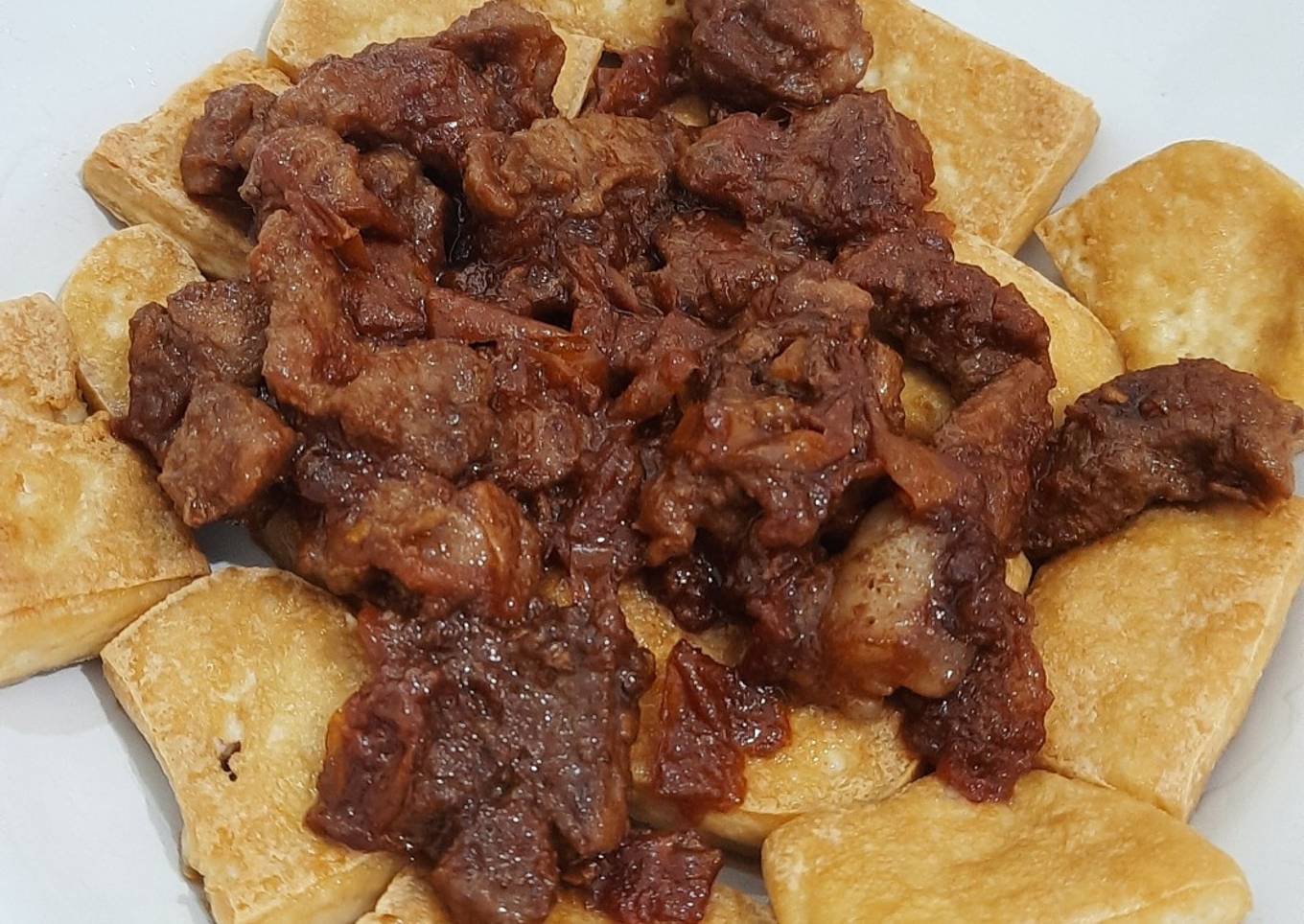 Tahu frypan topping daging masak tomat